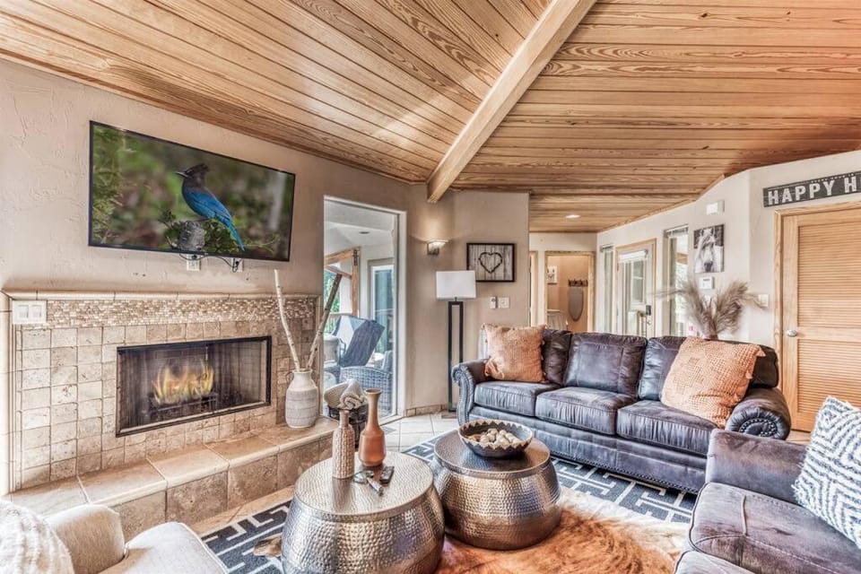 Mesa Verde, Hot Tub, Pedestal Octagon Home / Mount House in Ruidoso