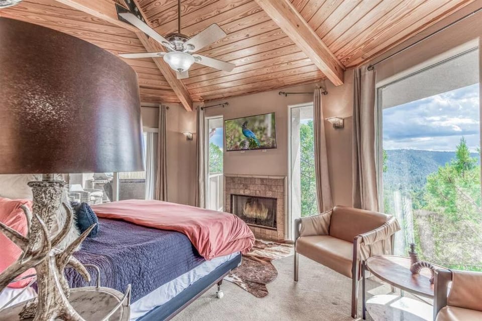 Mesa Verde, Hot Tub, Pedestal Octagon Home / Mount House in Ruidoso