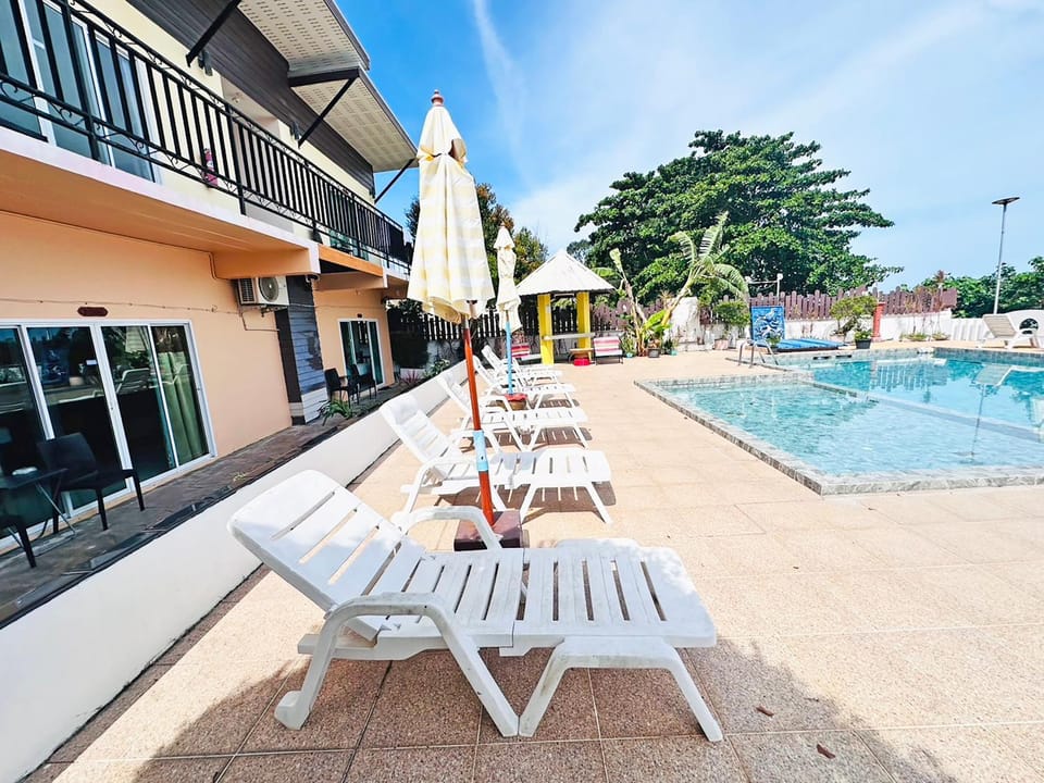Property building, Day, Pool view, Swimming pool, sunbed