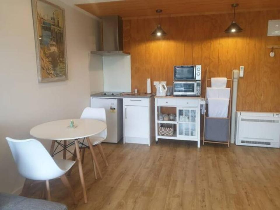 New, Cosy & Private 1-Bedroom & Living Flat Apartment in Wellington Region