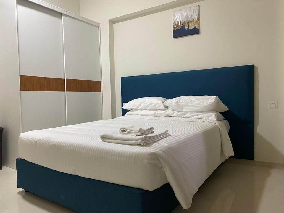 Bed, Photo of the whole room, Bedroom, towels, wardrobe