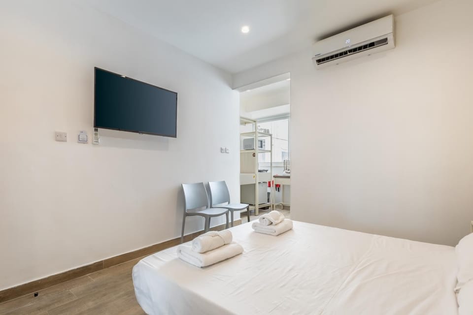 Well located studio 12 with kitchen and backyard Apartment in Saint Julians
