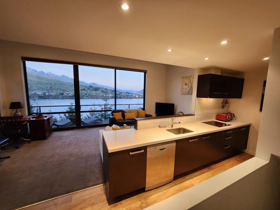 Kitchen or kitchenette, Living room, Lake view, Mountain view