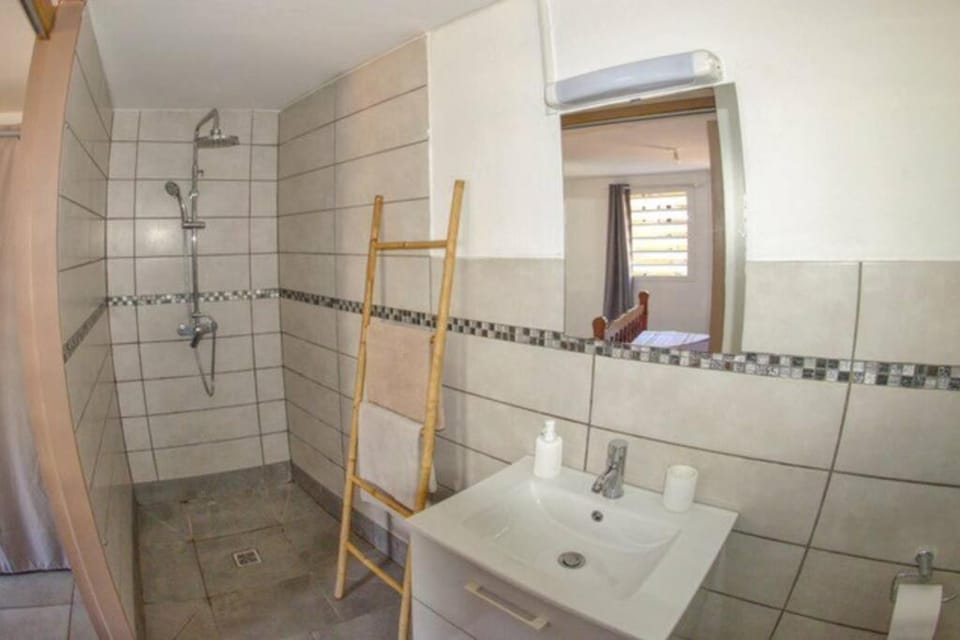 bungalow avec piscine chauffée. House in Réunion