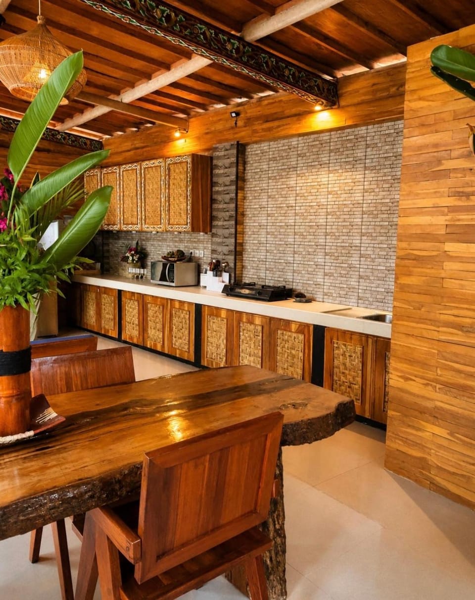 Kitchen or kitchenette, Dining area