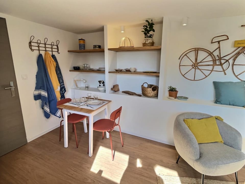 Seating area, Dining area