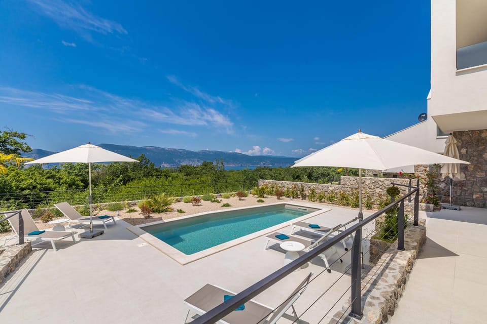 Balcony/Terrace, Swimming pool, sunbed
