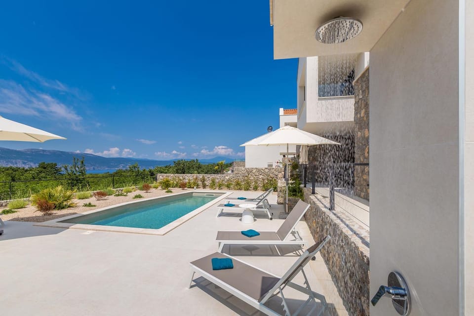 Swimming pool, sunbed