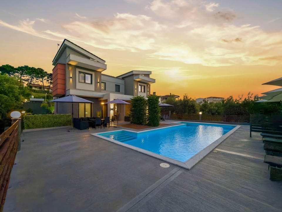 Property building, Swimming pool