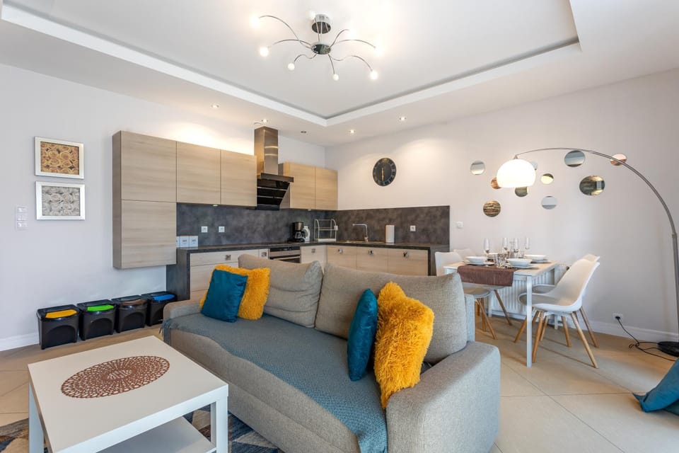 Kitchen or kitchenette, Seating area
