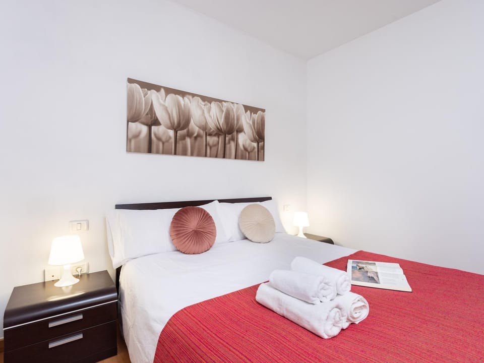 Bed, Bedroom, towels