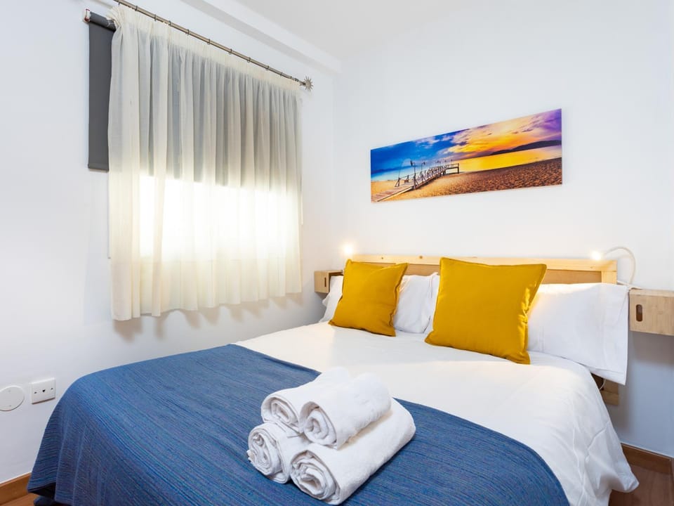 Bed, Bedroom, towels