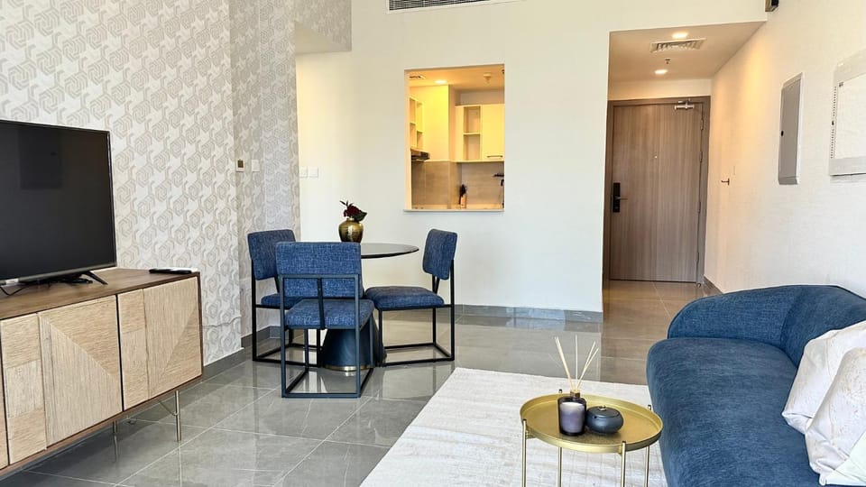 Communal lounge/ TV room, TV and multimedia, Living room, Seating area, Dining area, Evening entertainment