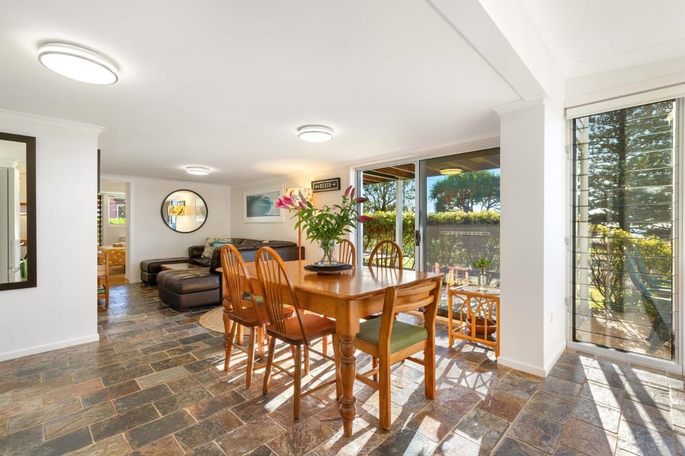 Spindrift Lowerdeck BEACH FRONT location! Wifi+++ Apartment in Yamba