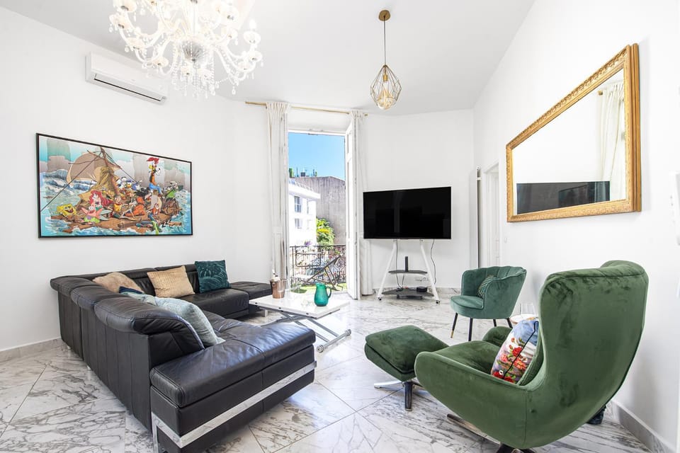 TV and multimedia, Living room, Seating area, air conditioner