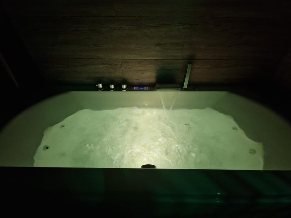 Hot Tub, Hot Tub
