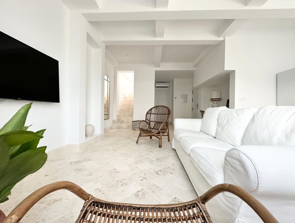 Communal lounge/ TV room, TV and multimedia, Living room, Seating area