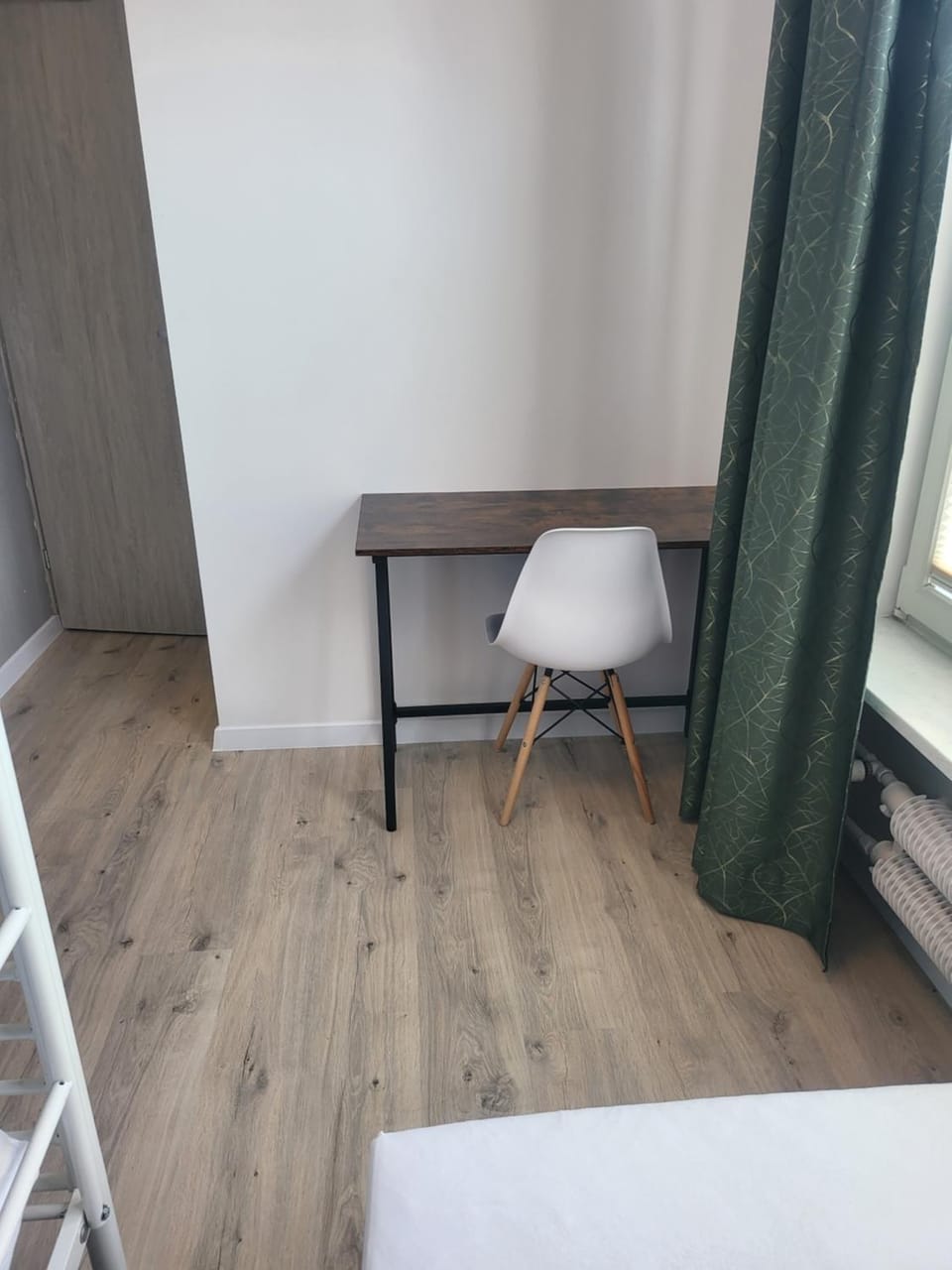 Photo of the whole room, hair dresser