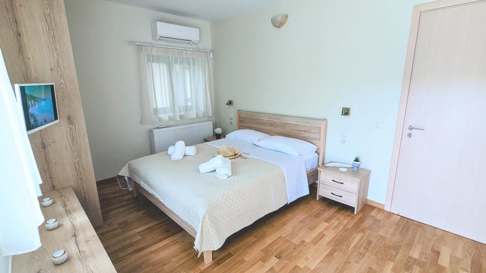 Bed, TV and multimedia, Bedroom, air conditioner