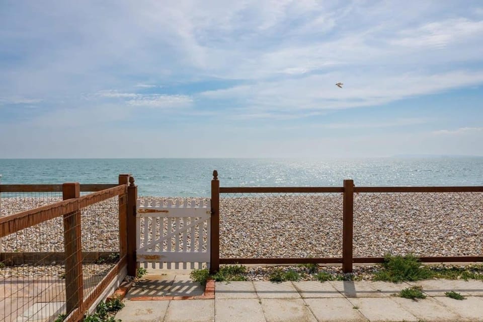 Sunny seafront chalet - sleeps 6 House in West Wittering