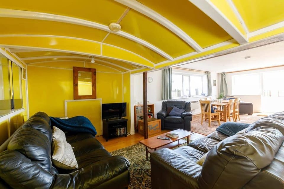 Sunny seafront chalet - sleeps 6 House in West Wittering