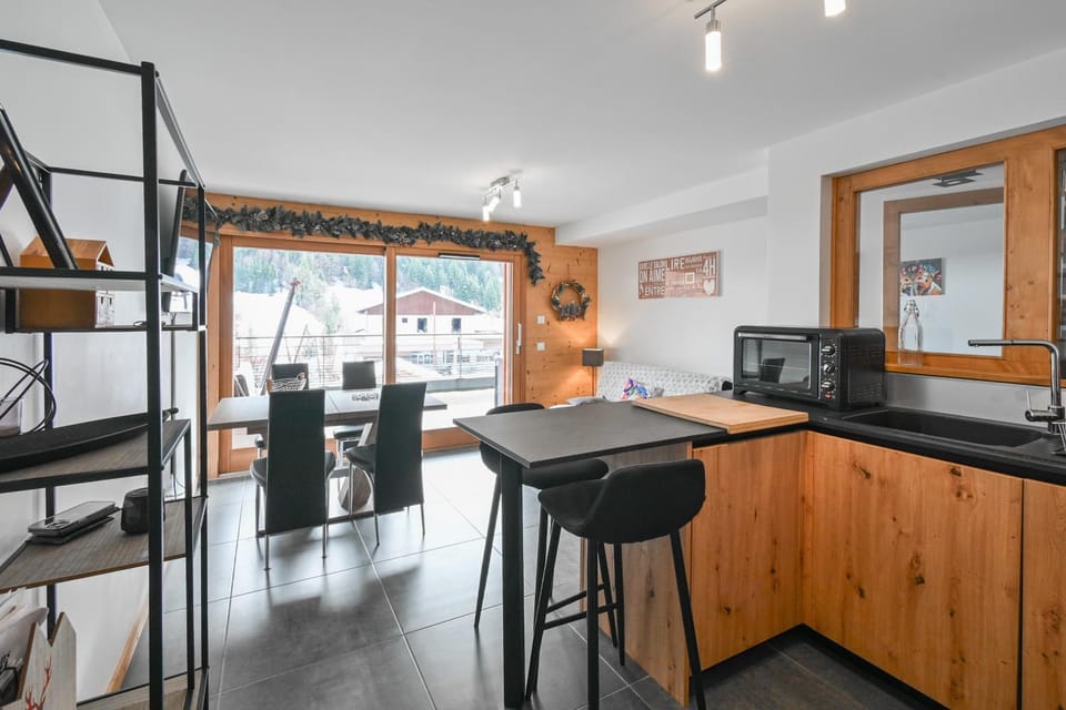 Property building, Kitchen or kitchenette, Living room