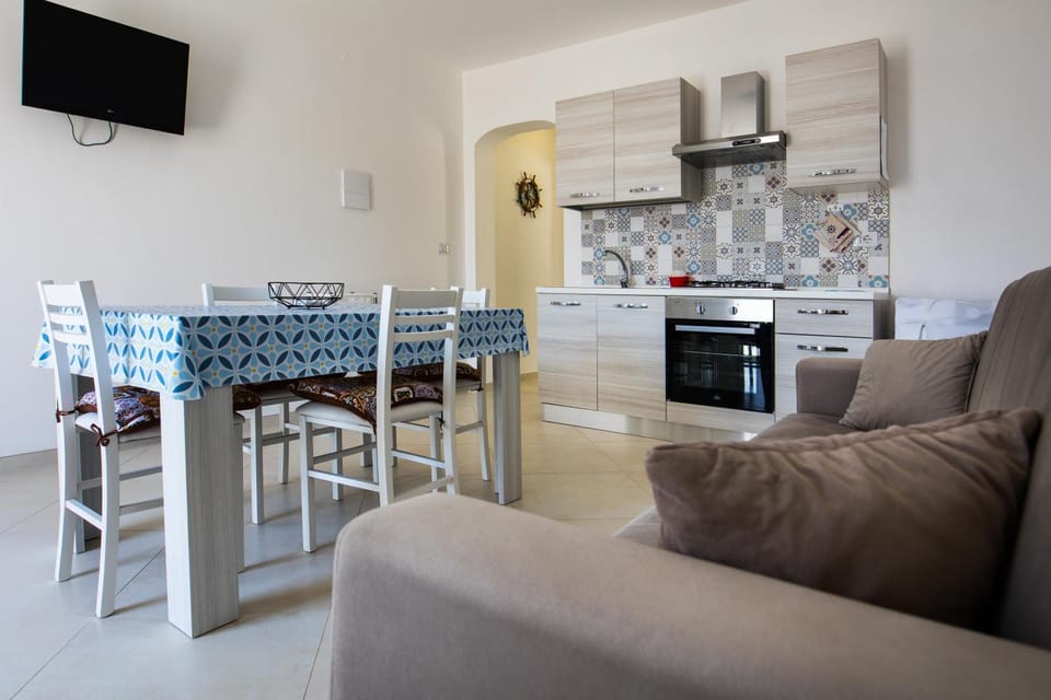 TV and multimedia, Kitchen or kitchenette, Living room, Seating area, Dining area, oven, stove, toaster, kitchen