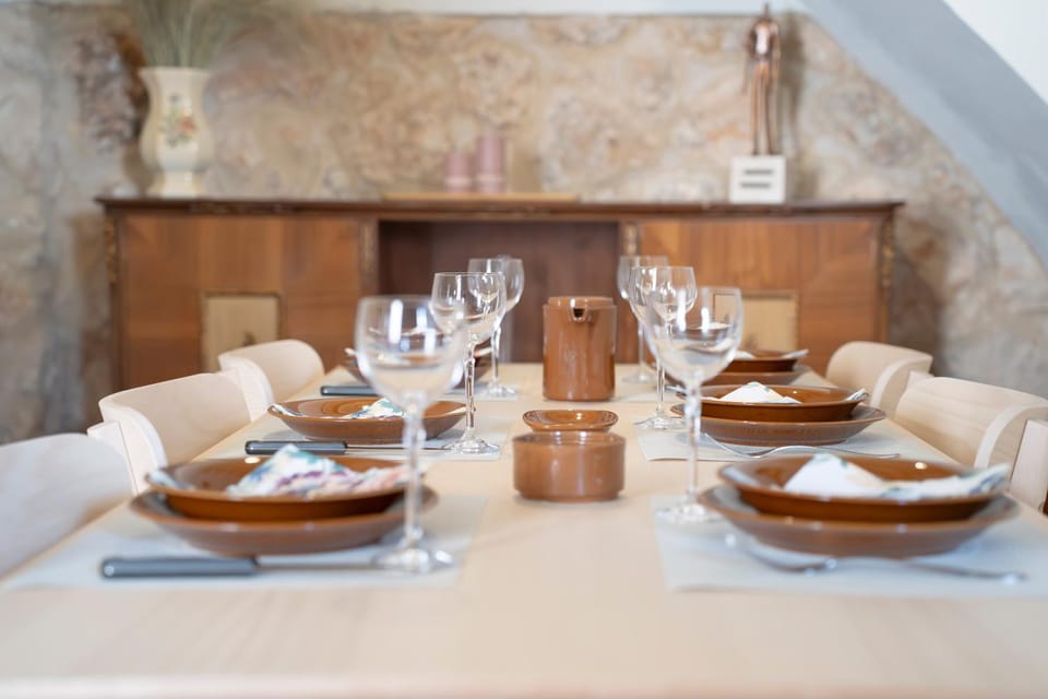 Living room, Food and drinks, Seating area, Dining area