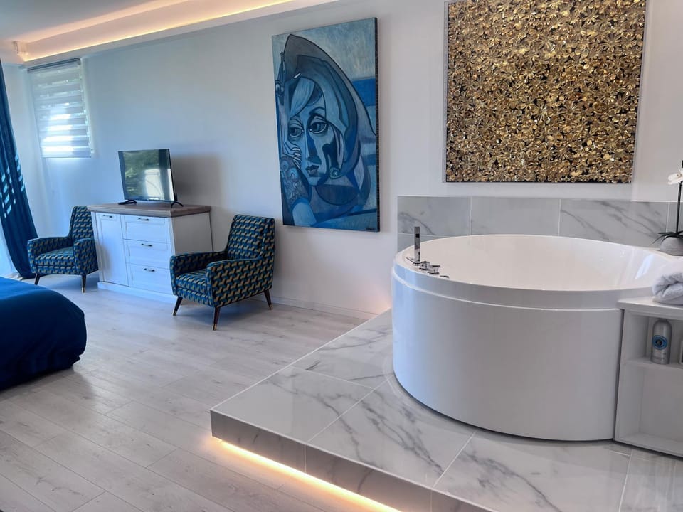 Bed, Hot Tub, Bathroom, Seating area, Bath