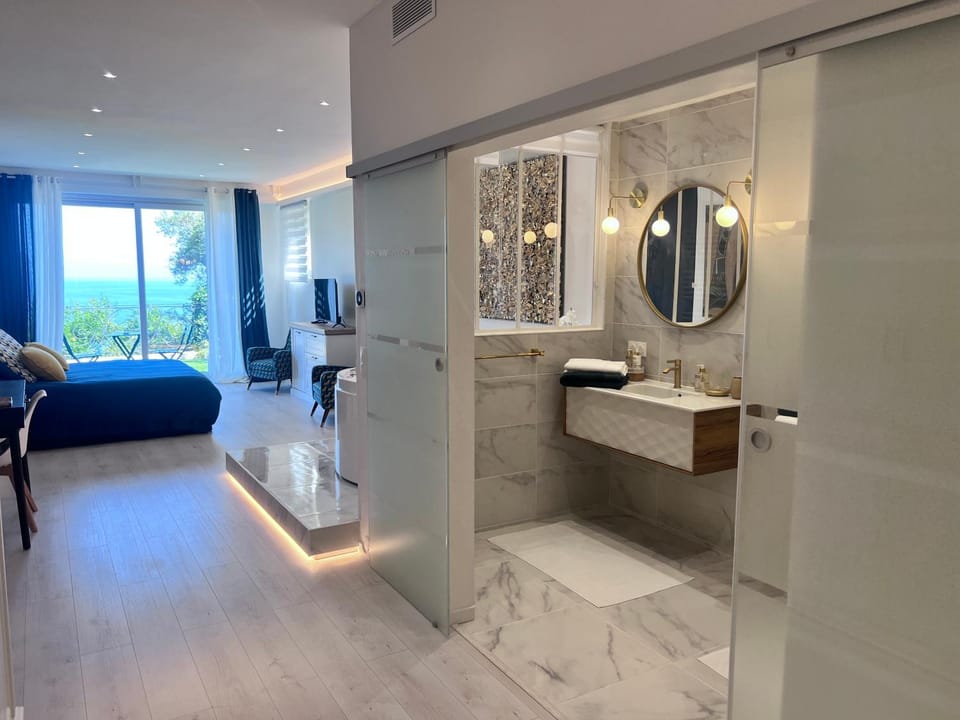 Bed, Bathroom, Photo of the whole room, Bedroom, towels