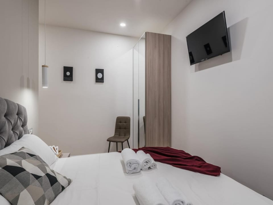 Bed, TV and multimedia, Photo of the whole room, Bedroom, wardrobe