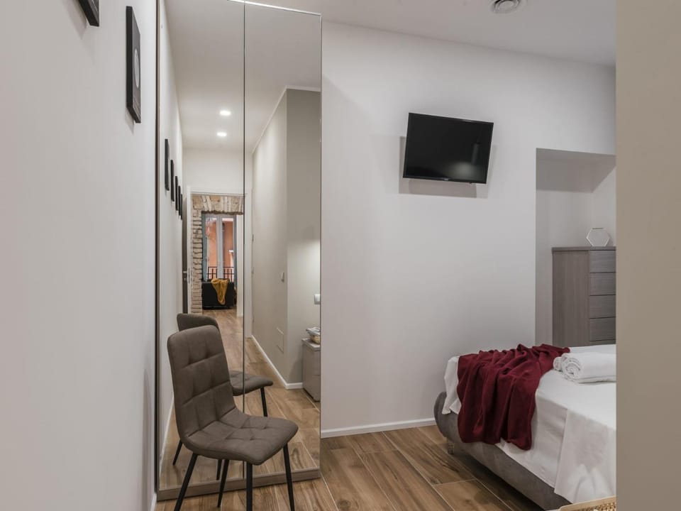 Bed, TV and multimedia, Photo of the whole room, Bedroom