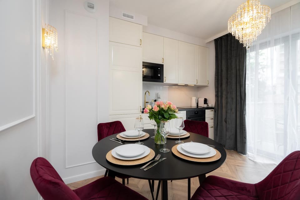 Kitchen or kitchenette, Seating area, Dining area