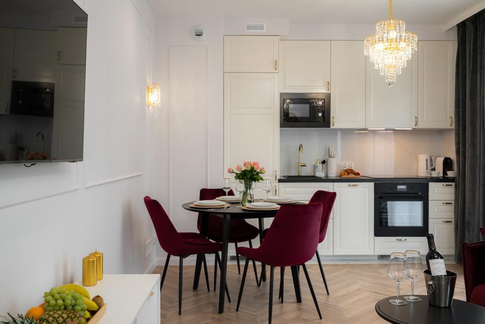 Coffee/tea facilities, Kitchen or kitchenette, Living room, Dining area, stove, toaster