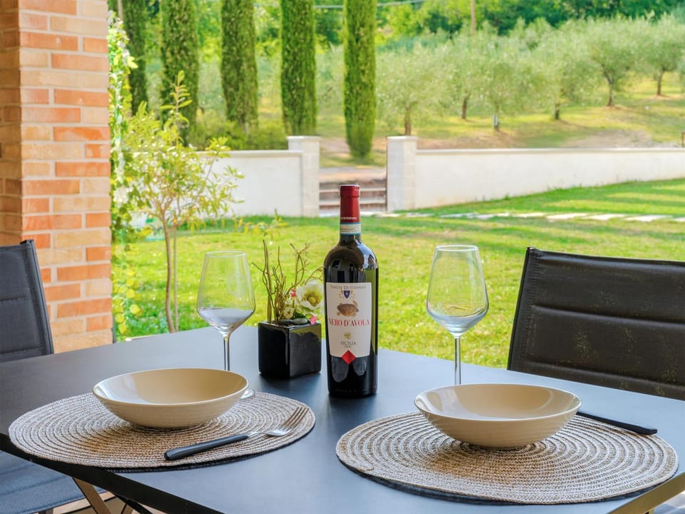 Patio, Garden, Food and drinks, Dining area, Garden view, Alcoholic drinks