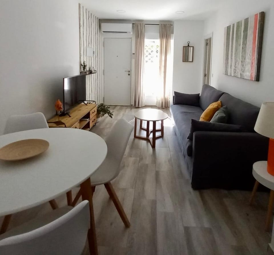 Communal lounge/ TV room, TV and multimedia, Living room, Dining area