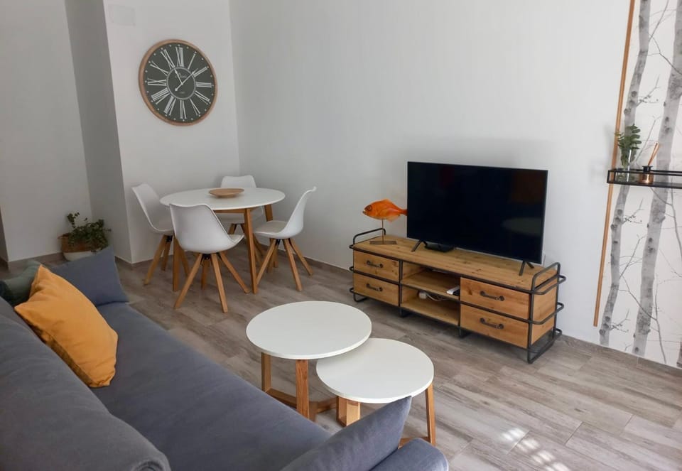 Communal lounge/ TV room, TV and multimedia, Living room, Lounge or bar, Dining area