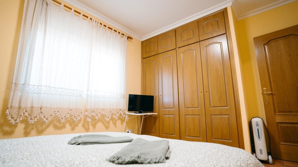 Bed, TV and multimedia, Photo of the whole room, Bedroom, towels, wardrobe