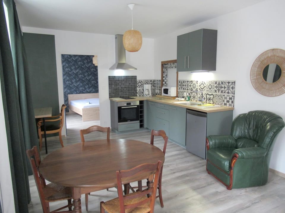 Kitchen or kitchenette, Dining area