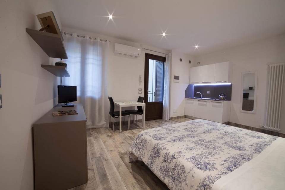 Bed, Kitchen or kitchenette, Photo of the whole room, Bedroom