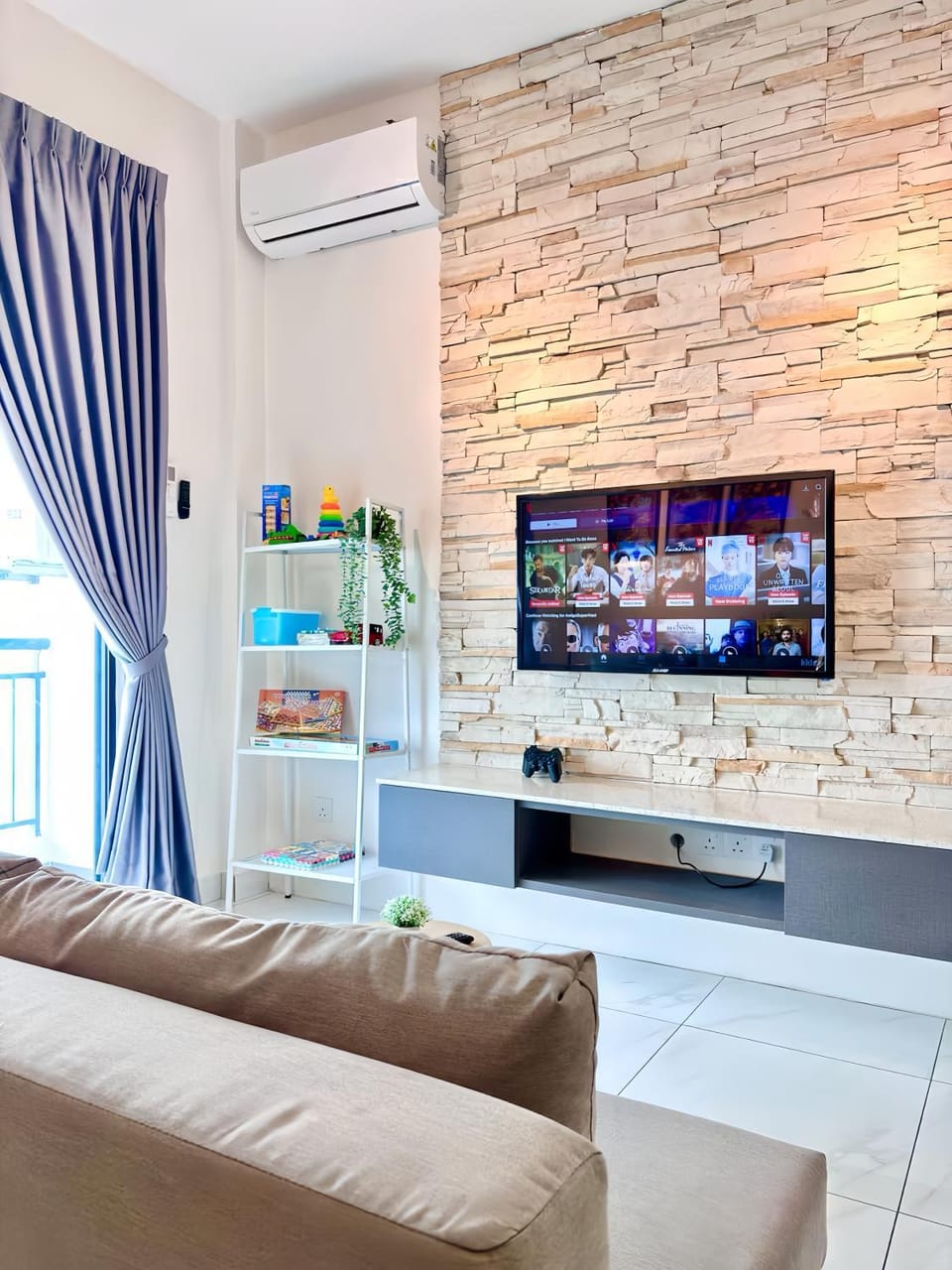 TV and multimedia, Living room, Seating area, air conditioner