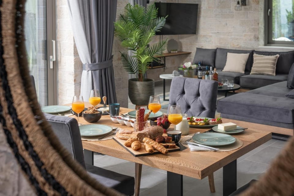 Living room, Food and drinks, Dining area, Food, Breakfast