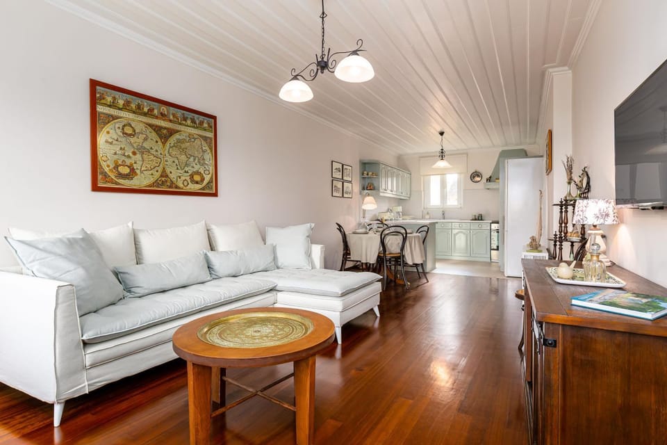 TV and multimedia, Kitchen or kitchenette, Living room, Seating area, Dining area