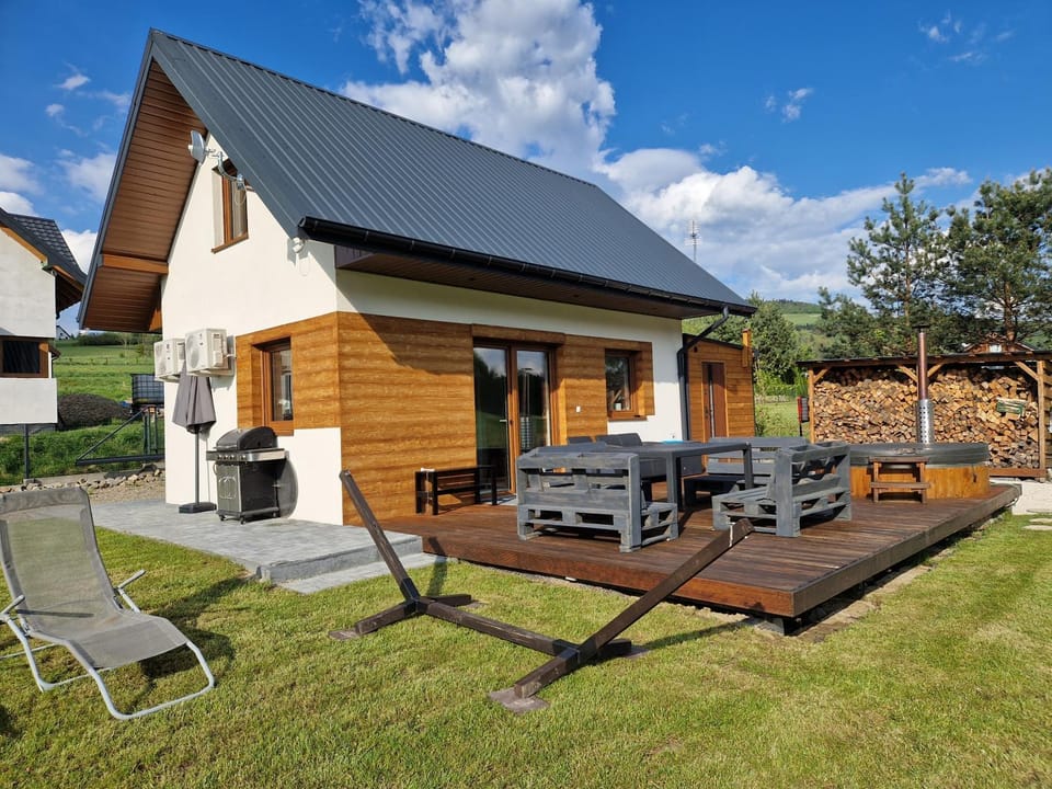 Property building, Communal lounge/ TV room, Day, BBQ facilities, Balcony/Terrace, Evening entertainment, Garden view, sunbed
