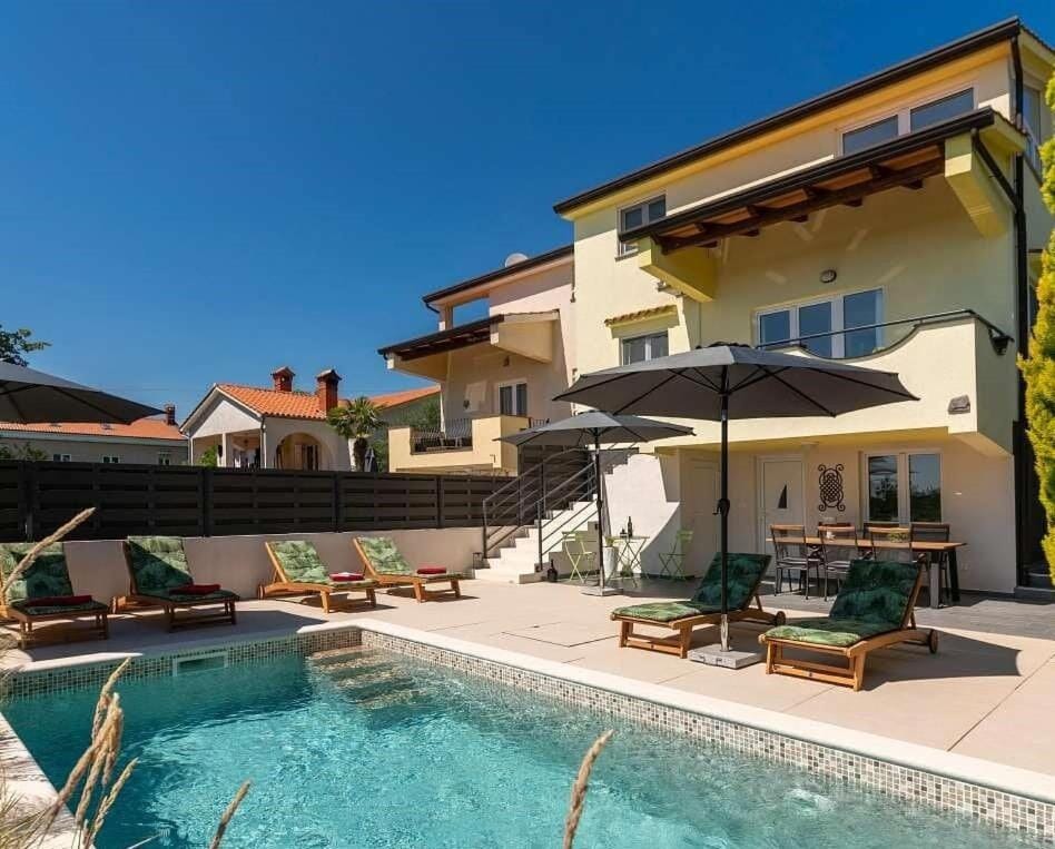 Balcony/Terrace, Pool view, Swimming pool, sunbed