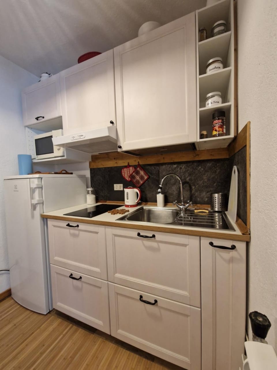 Kitchen or kitchenette, minibar, stove