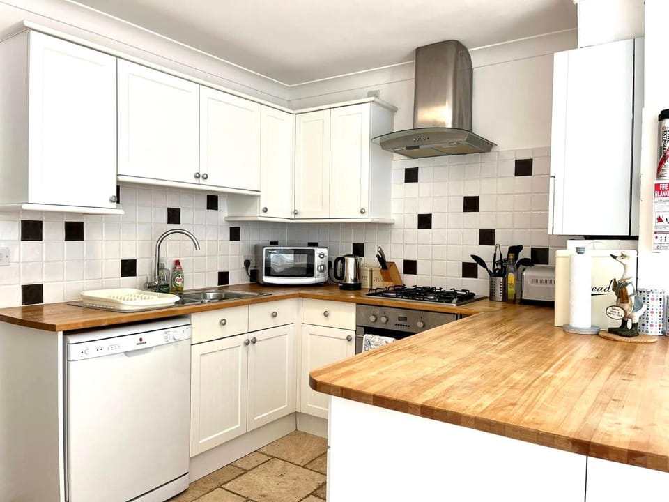 Centrally located "Spring Cottage" Perfect Ventnor Holiday Home House in Ventnor