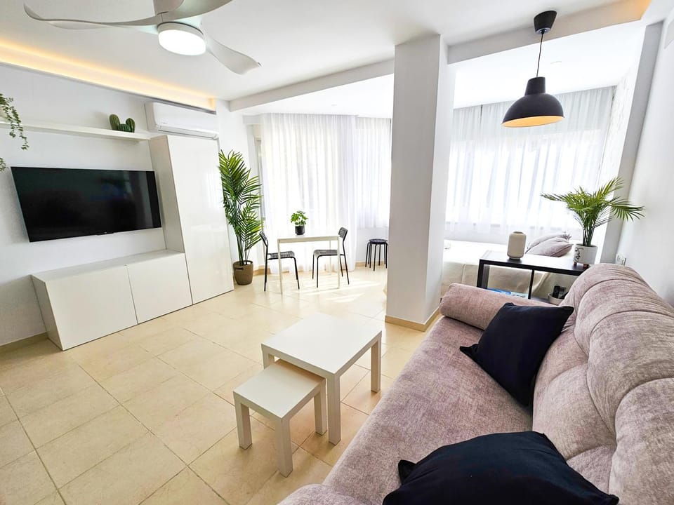 TV and multimedia, Living room, Seating area, Dining area, air conditioner