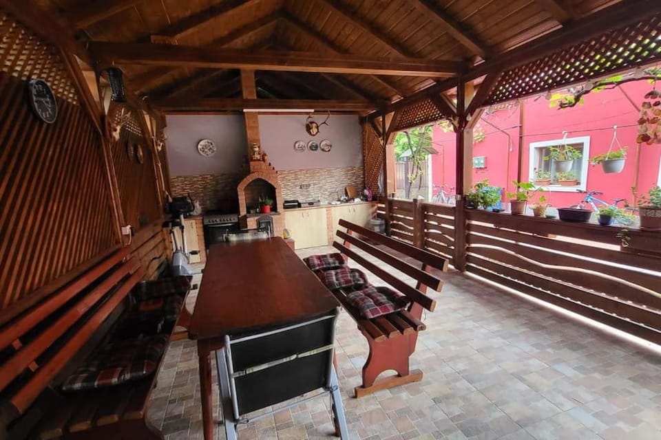 Restaurant/places to eat, Day, Balcony/Terrace, Seating area