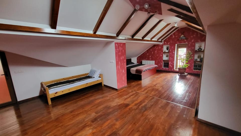 Bed, TV and multimedia, Photo of the whole room, Seating area, Bedroom